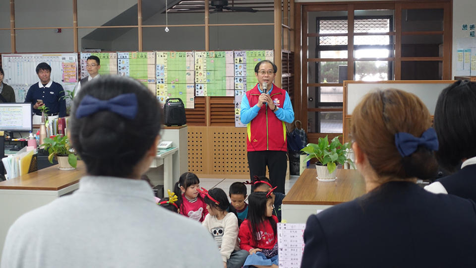 游彥中校長表示，希望透過鄰里互動，讓學生常懷感恩心，長大之後回饋社會。