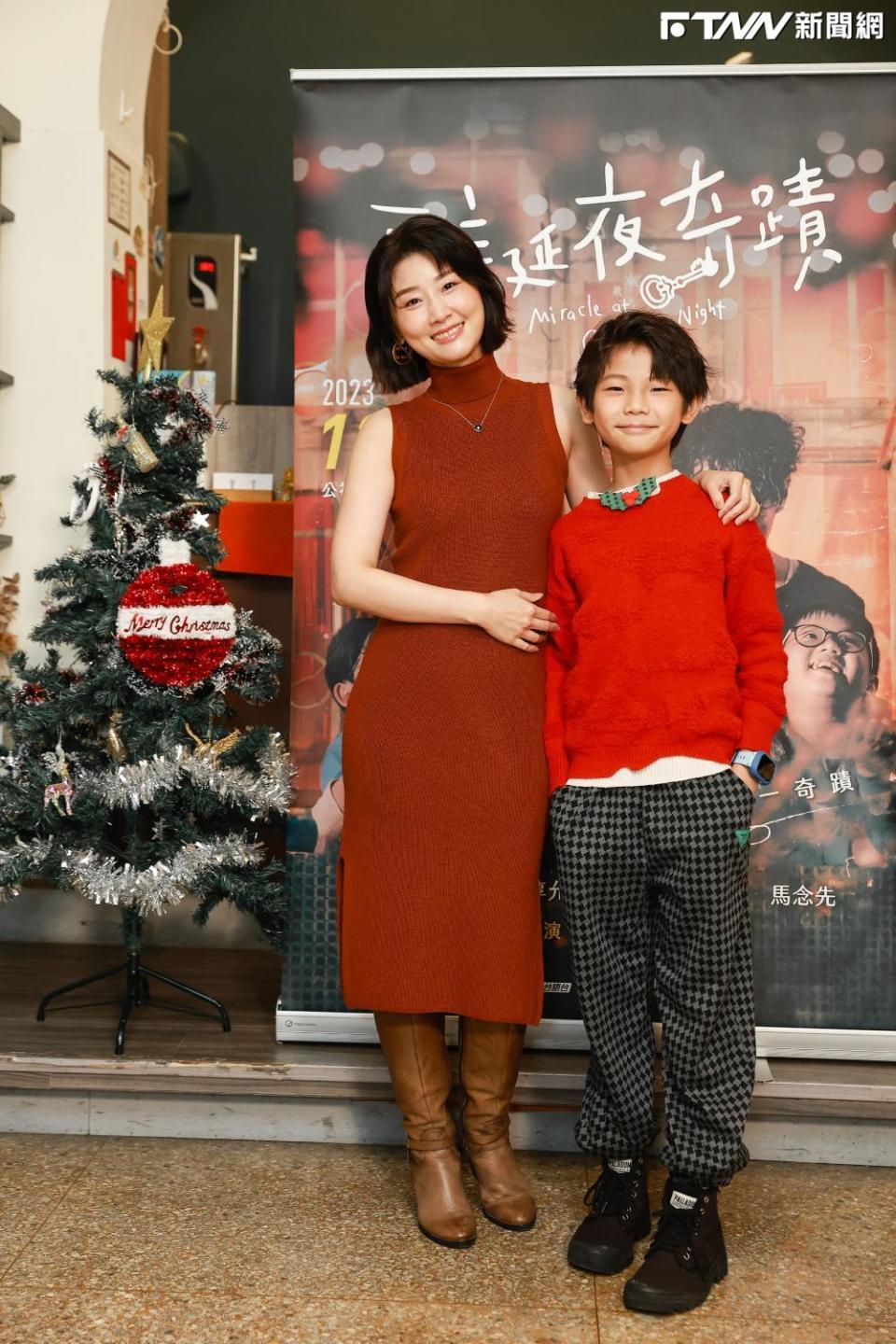 朱芷瑩在《聖誕夜奇蹟》中演，與「兒子」洪君昊逛夜市培養感情。（圖／公視台與台提供）
