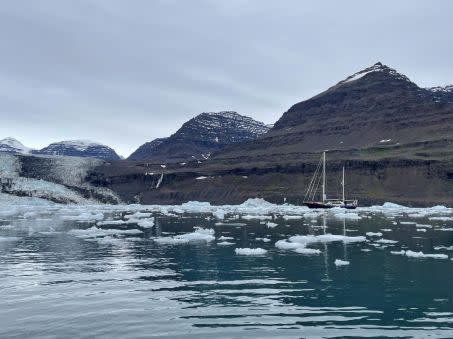 Le voilier Kamak dans le Scoresby Sund au Groenland. Crédit : Juliette Maury - Greenlandia