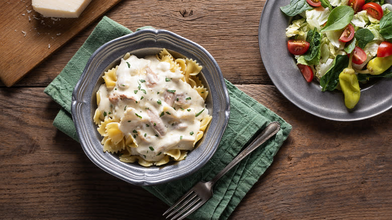 Pasta with white sauce