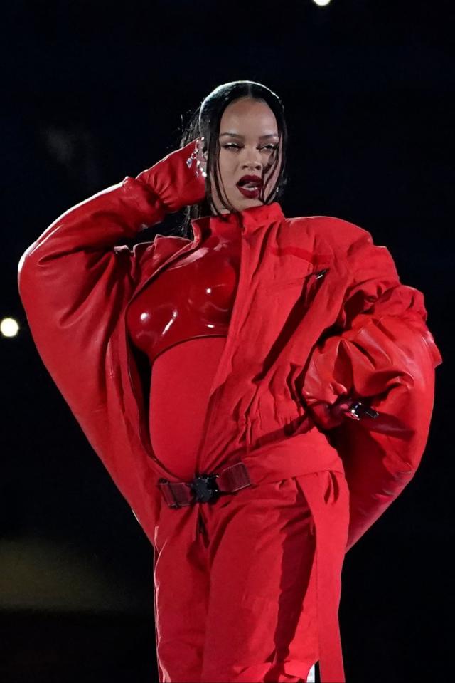 Pregnant Rihanna's Super Bowl performance gets mixed reviews