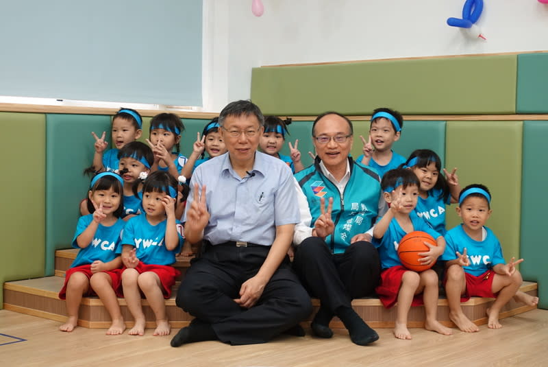 台北市長柯文哲（前左3）5日出席107學年度台北市非營利幼兒園聯合揭牌記者會，開心和小朋友合影。圖片來源：中央社