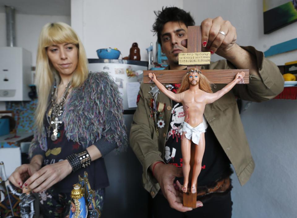 Emiliano Paolini y Marianela Perelli muestran el Ken Jesucristo. (REUTERS/Enrique Marcarian)