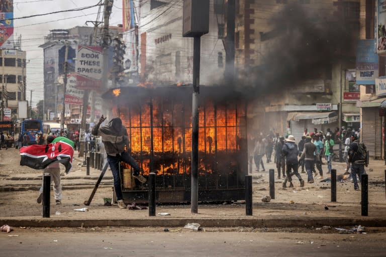 Widespread looting and property damage was reported (LUIS TATO)