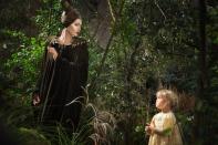 Angelina Jolie como Maléfica izquierda y su hija Vivienne Jolie-Pitt como Aurora en una escena de "Maléfica", que se estrenará el 30 de mayo. (Foto AP/Disney, Frank Connor)