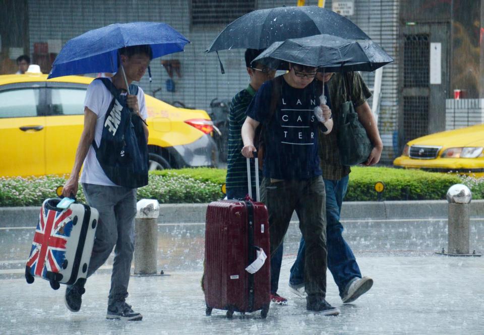 明（24）日全台各地都有短暫陣雨或雷雨發生機率。（圖／NOWnews資料圖）