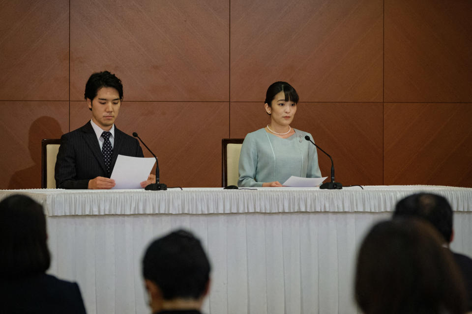 La princesse Mako, nièce de l'empereur du Japon, donne une conférence de presse pour annoncer son mariage avec Kei Komuro au Grand Arc Hotel à Tokyo le 26 octobre 2021