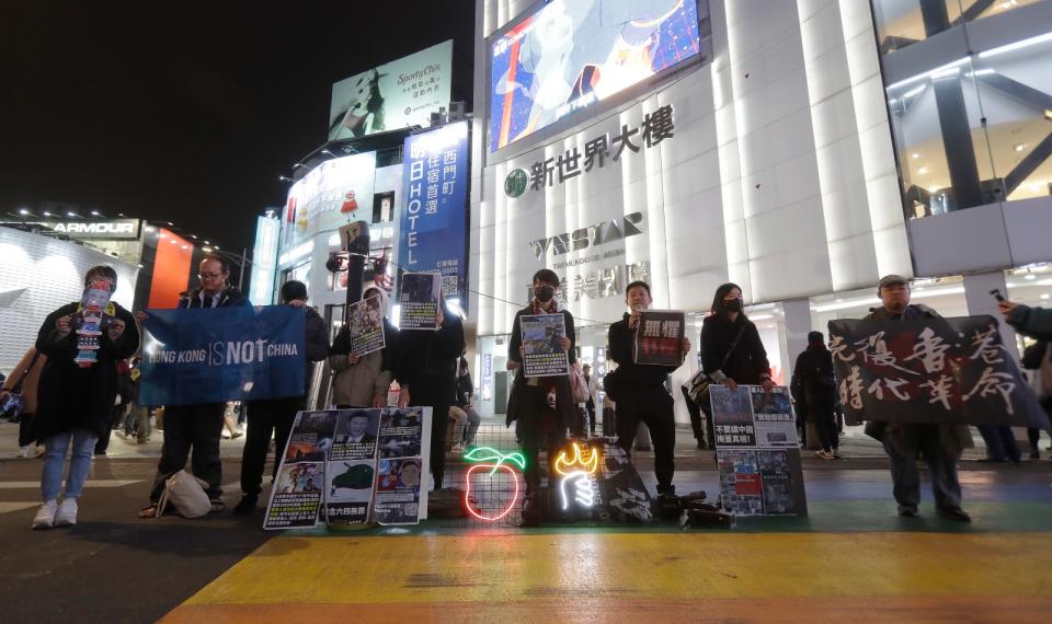 2023年12月24日，住在台灣的香港人在西門町呼籲民眾關注被監禁的民主活動人士。美聯社