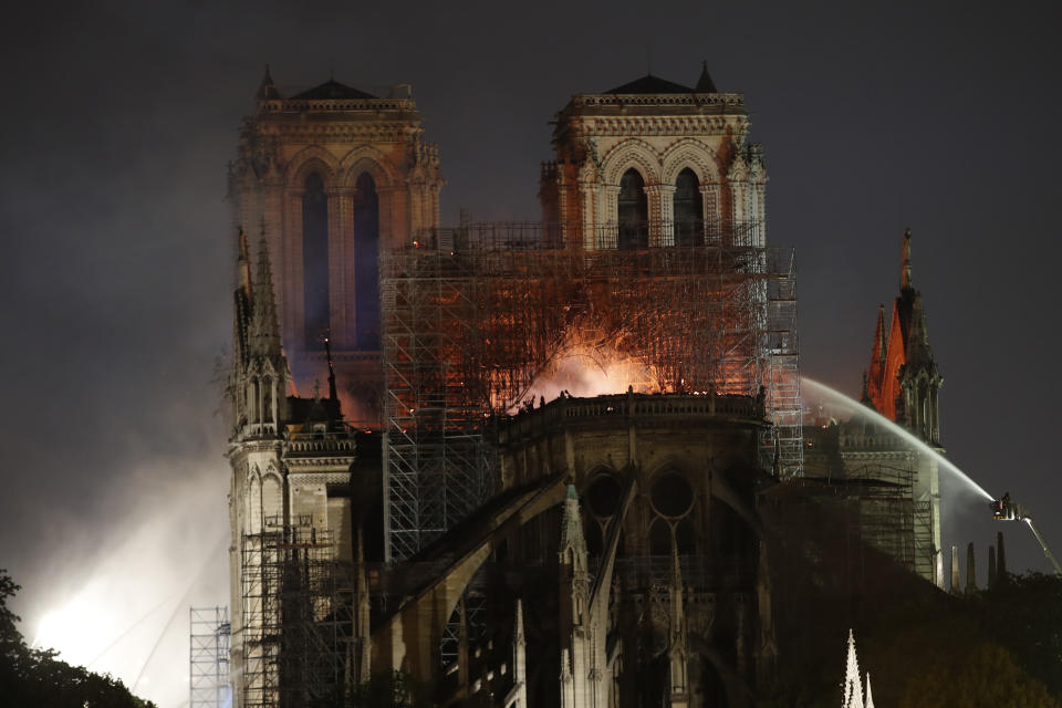 La catedral de Notre Dame arde en París, el lunes 15 de abril de 2019. (AP Foto/Christophe Ena)