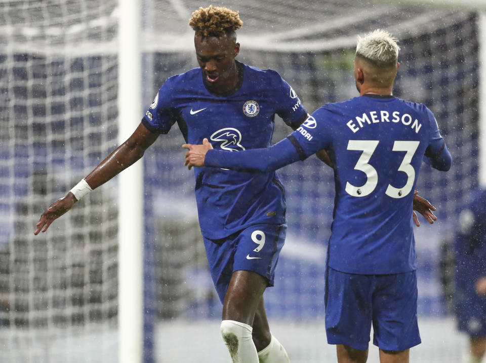 Tammy Abraham, izquierda, del Chelsea festeja con su compañero Emerson Palmieri el lunes 21 de diciembre de 2020 tras anotar el segundo gol de su equipo frente al West Ham en Stamford Bridge, Londres. (AP Foto/Clive Rose,Pool)