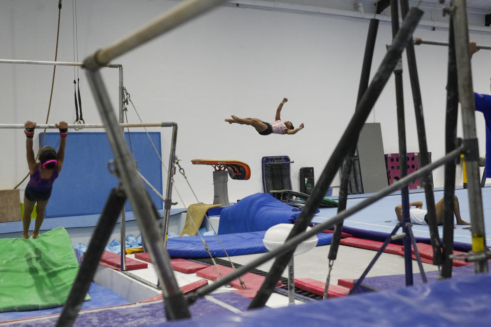 Hillary Heron, gimnasta panameña, entrena en la capital de su país para los Juegos Olímpicos de París, el 15 de junio de 2024 (AP Foto/Matias Delacroix)