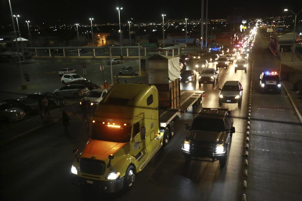 Un tráiler que lleva a la jirafa Benito es escoltado por un convoy de vehículos con agentes de la Guardia Nacional y de Procuraduría Federal de Protección al Ambiente, en Ciudad Juárez, México, el domingo 21 de enero de 2024. Después de presiones de grupos ambientalistas, Benito es trasladado desde la frontera norte, donde permanecía sola y expuesto a frías temperaturas impropias de su hábitat natural, hacia el centro del país para encontrarse con un rebaño de otros siete ejemplares en un centro de conservación con décadas de experiencia en la fauna silvestre. (AP Foto/Christian Chávez)