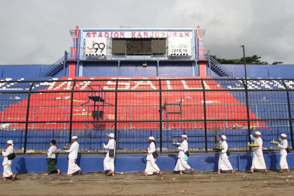 People pray for the victims of riot and stampede at the Kanjuruhan stadium (via REUTERS)