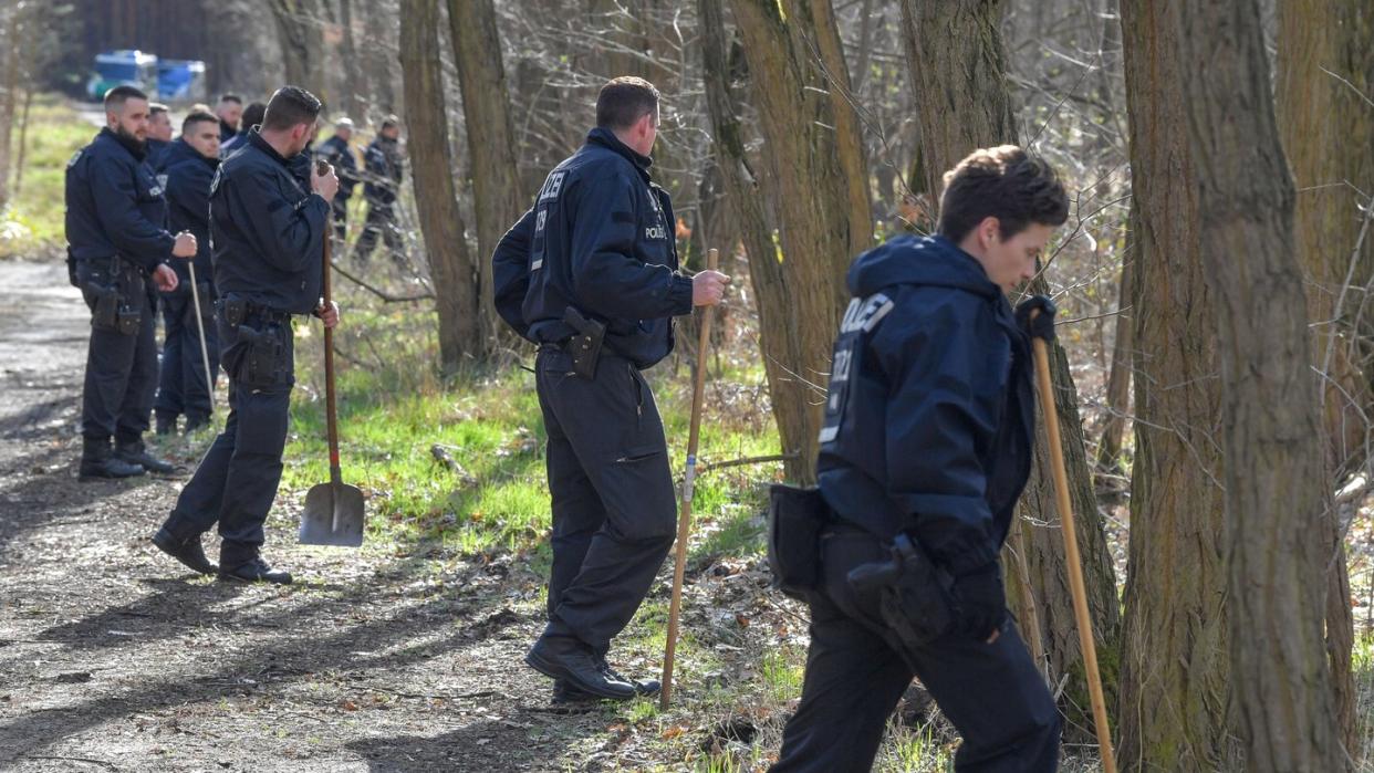 Eine Hundertschaft der Berliner Polizei sucht im März in einem Waldstück bei Storkow (Landkreis Oder-Spree) nach der vermissten Rebecca. Foto: Patrick Pleul/Archiv