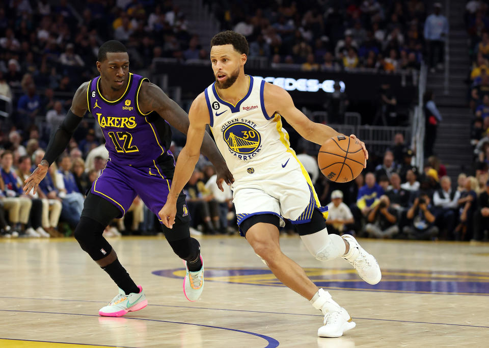 「咖哩」Stephen Curry（圖右）2022-23球季首戰拿下33分。（Photo by Ezra Shaw/Getty Images）