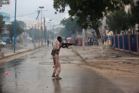 A Somali government soldier takes position during gunfire after a suicide bomb attack outside Nasahablood hotel in Somalia's capital Mogadishu, June 25, 2016. REUTERS/Feisal Omar