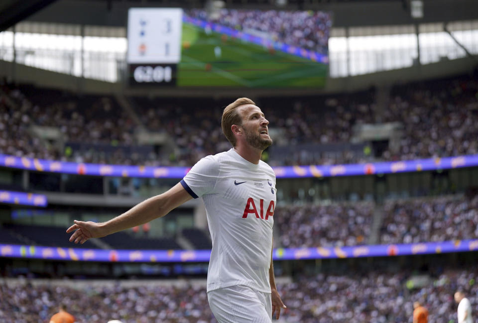 Harry Kane de Tottenham Hotspur festeja un gol durante el partido amistoso contra Shakhtar Donetsk, el domingo 6 de agosto de 2023, en Londres. (Yui Mok/PA vía AP)
