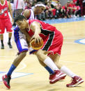 Sonny Thoss, center, Alaska Aces. (PBA Images)