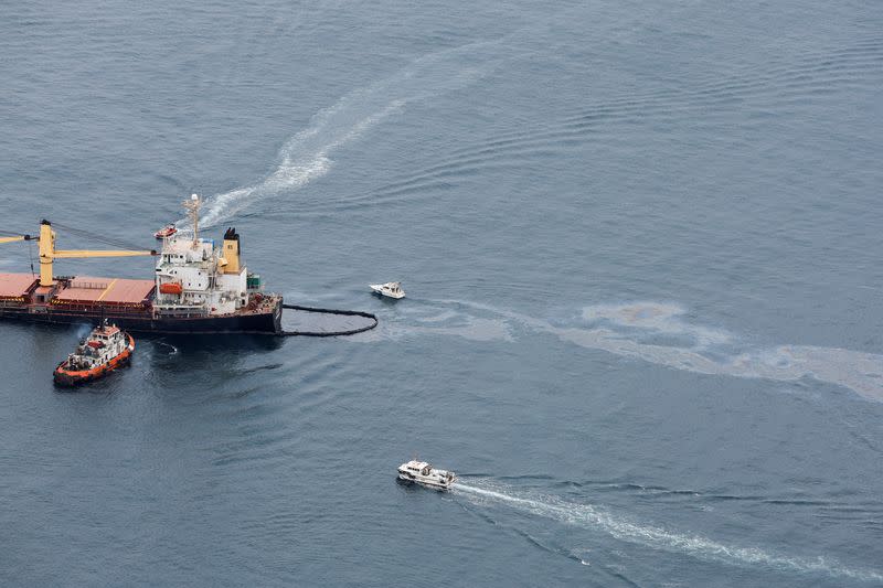 Fugas de petróleo en el carguero OS 35 que permanece medio hundido tras su colisión con un buque de GNL frente a Gibraltar