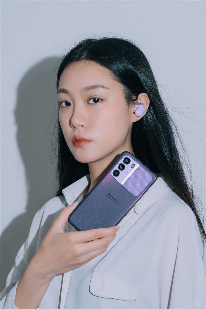 HTC U23羅蘭紫。（圖／宏達電提供）