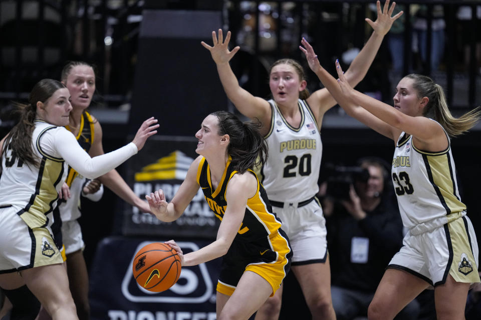 Caitlin Clark's triple-double and 3-point flurry lead No. 3 Iowa to 96 ...