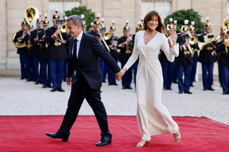 Nicolas Sarkozy et son épouse Carla Bruni à l'Elysée, pour un dîner donné à l'occasion de la visite d'Etat du président américain Joe Biden en France, le 8 juin 2024 (Ludovic MARIN)