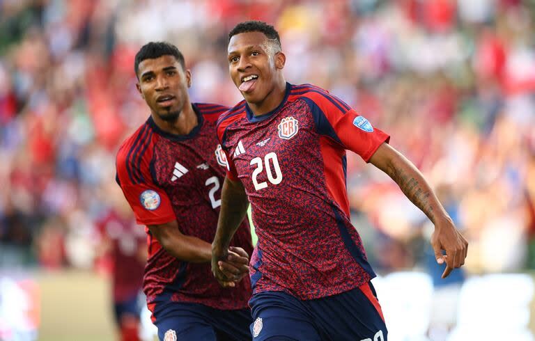 Josimar Alcócer celebra su gol, el segundo de Costa Rica; al equipo centroamericano el triunfo no le alcanzó para seguir en carrera