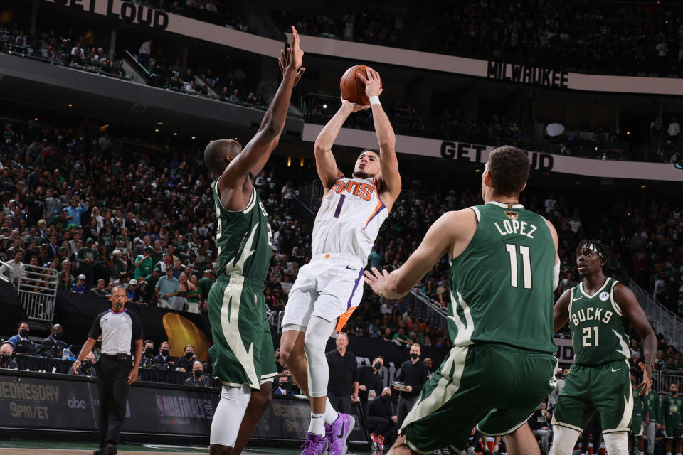 Devin Booker（中）在Game 3表現低迷。