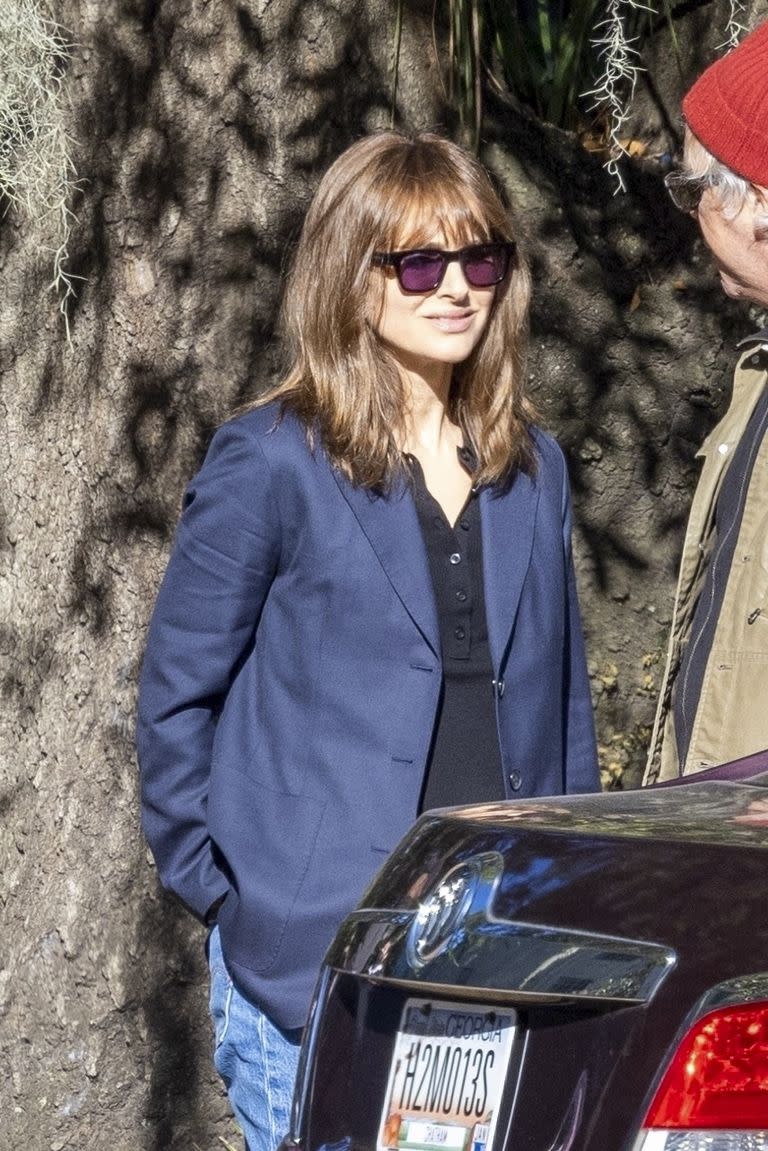 La actriz Natalie Portman muestra su nuevo flequillo en el set de May December