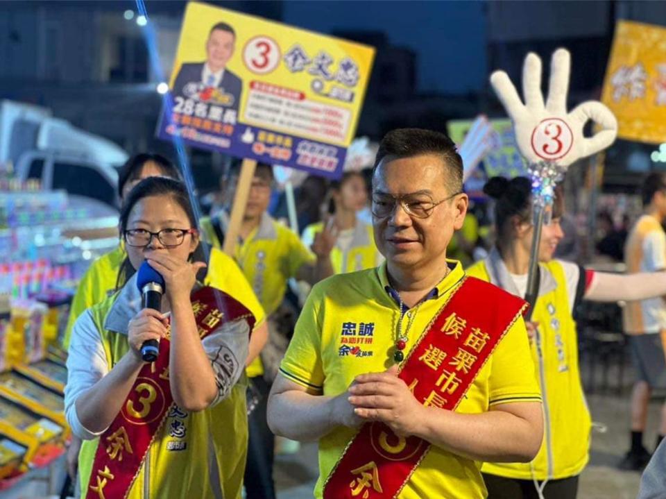 國民黨籍縣議員余文忠選前之夜將到英才路夜市拜票，激發市民投票熱情。（余文忠競總提供／謝明俊苗栗傳真）