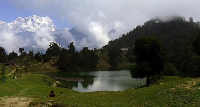 A short drive from Ukhimath is Deoriya Tal, a picturesque mountain lake surrounded by forests of oak and chir pine. A heart-stopping view of the four-pronged peak, Chaukhamba, is reflected in the placid waters of the lake. To get to the lake, which occupies a small plateau at about 8,000 feet, trekkers must walk a 2-km uphill trail from Sari.