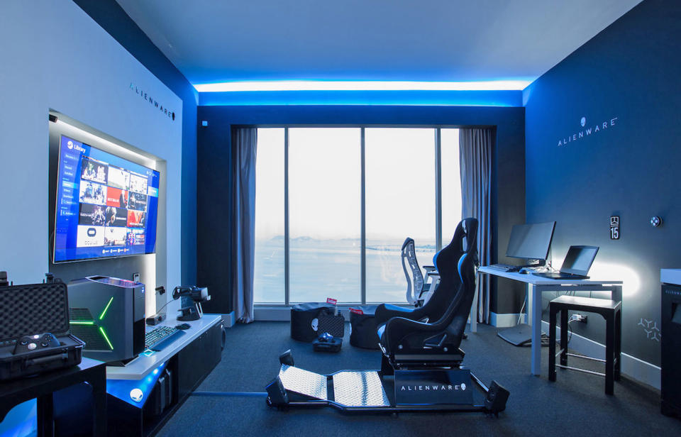 Alienware 與希爾頓集團在巴拿馬市的 Hilton Panama 裡，設置了一間電競主題的套房 Room 2425，裡面放置了 Alienware 的電競 PC 和配件、Oculus Rift VR 裝置，以及 Xbox One Elite 手把。