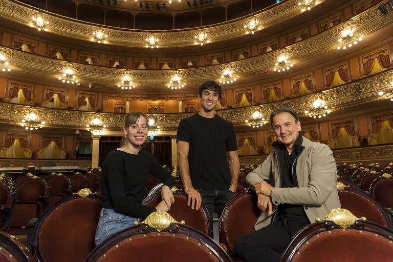 Los primeros bailarines Elisa Badenes y Martí Fernández Paixà, con el director del Ballet de Stuttgart Tamas Detrich, en la "grandiosa" (grande y hermosa) sala del Teatro Colón