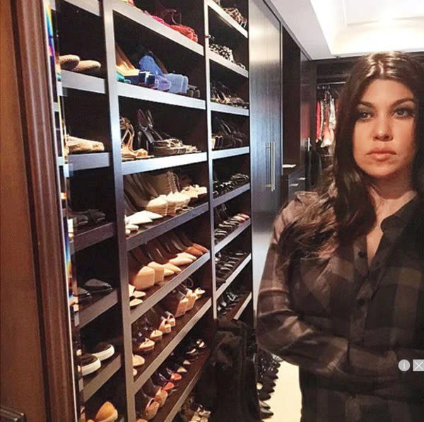 Kourtney Kardashian scheint bei dieser Auswahl Probleme zu haben, sich für ein Paar Schuhe zu entscheiden…