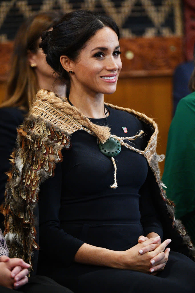 <p>Au mois d’octobre toujours, lors du dernier jour de sa première tournée officielle en tant que duchesse de Sussex en Nouvelle-Zélande, l’épouse du prince Harry avait choisi de porter cette élégante robe signée Stella Mccartney pour assister à une cérémonie traditionnelle. </p>