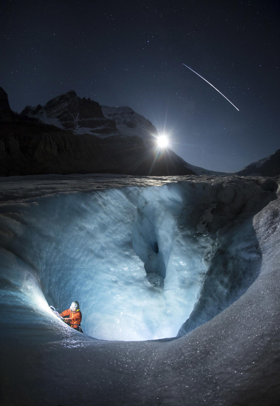 <p>Paul Zizka night-climbing at Athabasca Glacier in the Canadian Rockies as the International Space Station orbits in the background. (Photo: Paul Zizka/Caters News) </p>