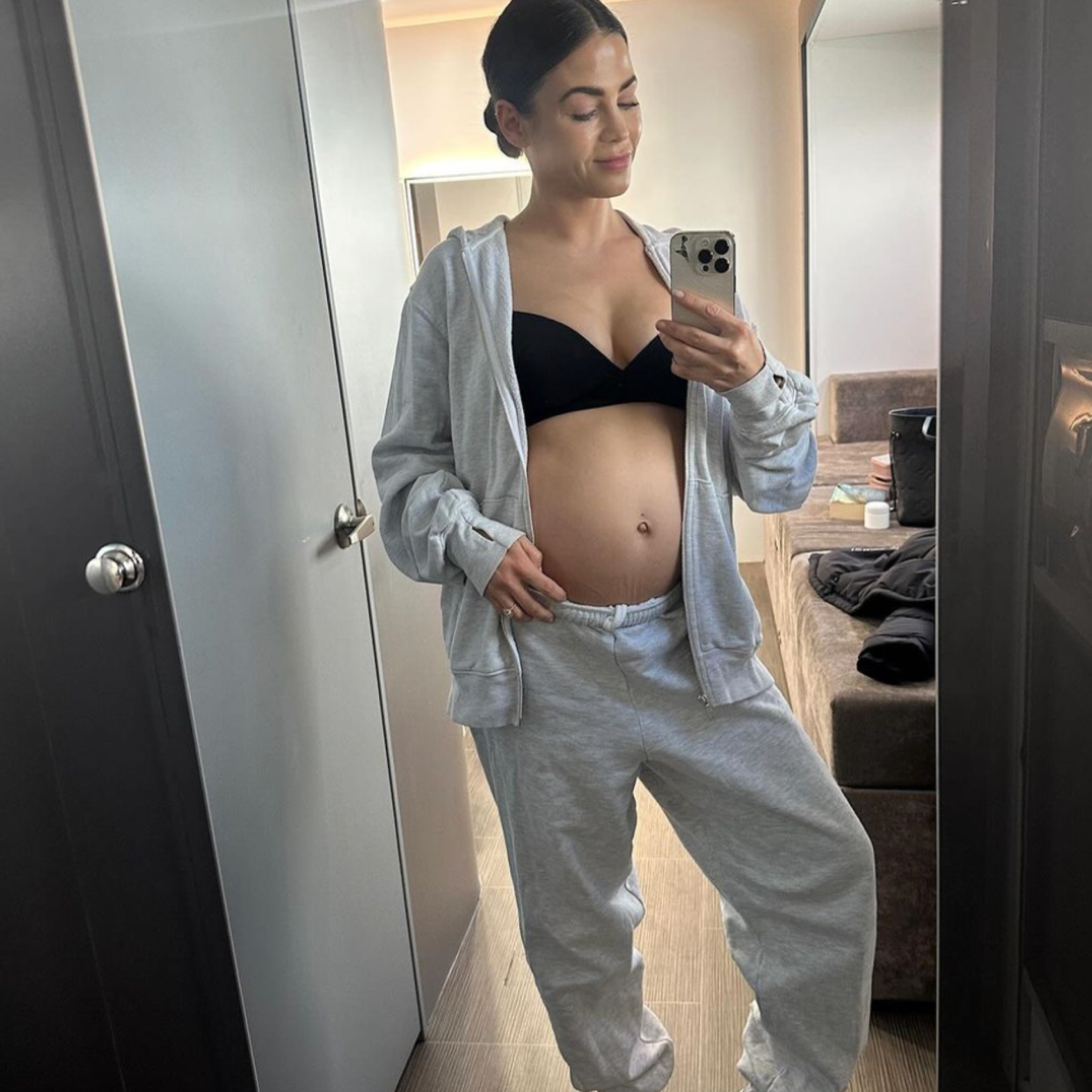  Jenna Dewan shows off her baby bump. 