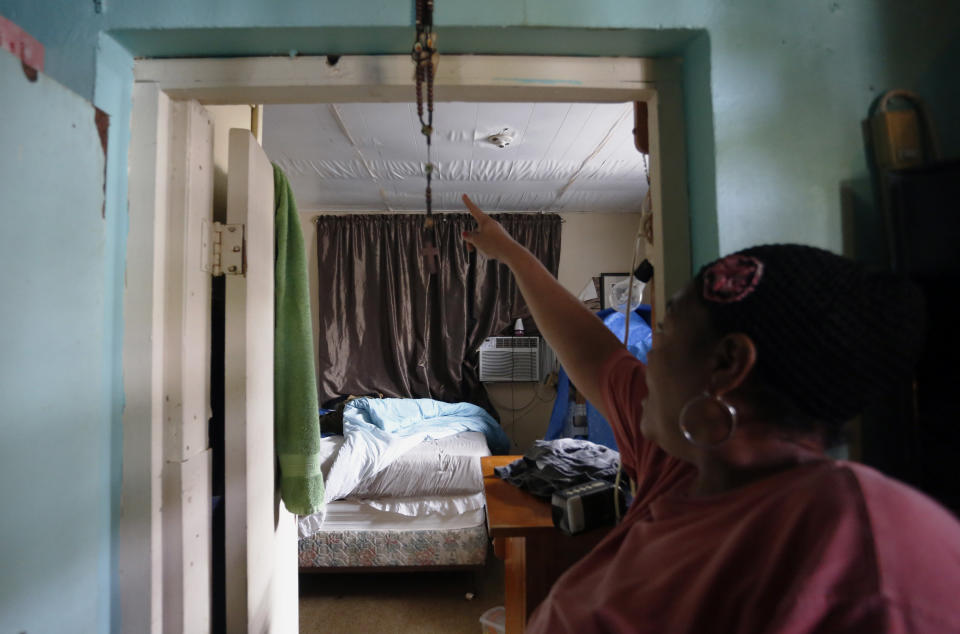 <p>MIA11. SAN JUAN (PUERTO RICO), 07/09/2017.- Una vecina del barrio de Santurce muestra su casa tras el paso del huracán Irma, hoy jueves, 7 de septiembre de 2017, en San Juan (Puerto Rico). El gobernador de Puerto Rico, Ricardo Rosselló, informó hoy que fallecieron tres personas en hechos relacionados con las malas condiciones climatológicas causadas por el paso del huracán Irma, mientras que los mayores incidentes que se han registrado son árboles y postes eléctricos caídos. EFE/Thais Llorca </p>