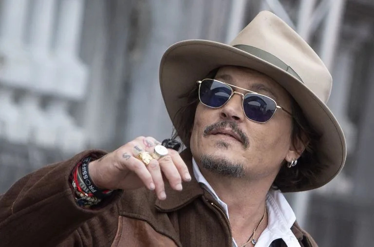 Johnny Depp’s successful new side: what are the portraits of his “friends and heroes”?