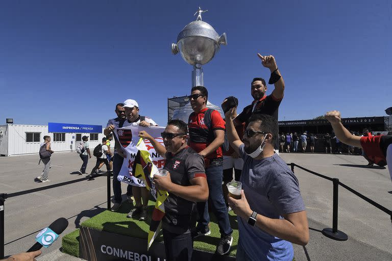 Los hinchas brasileños pusieron color a lo previo a la final de la Copa Libertadores, que Flamengo y Palmeiras jugará este sábado en el estadio Centenario, de Montevideo.