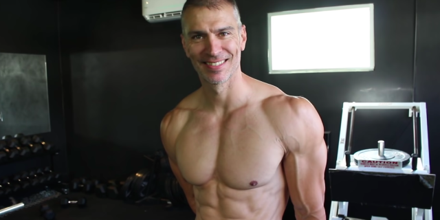 A Physique Coach Explains How He Walks to Get Shredded