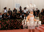 <p>Vestida de candelabro con un diseño de Moschino, así llegaba Katy Perry al Metropolitan Museum de Nueva York. (Foto: Andrew Kelly / Reuters). </p>