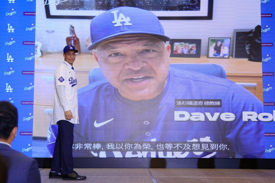 道奇球團貼心錄製總教練David Roberts、賽揚獎投手Clayton Kershaw、日籍投手山本由伸等人對他祝福的影片，在柯敬賢的加盟記者會上播放。圖 / 陳賜哿 攝