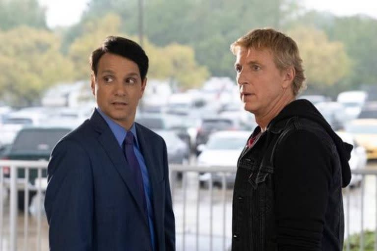 La serie retrata el enfrentamiento entre Johnny Lawrence y Daniel LaRusso en su etapa adulta