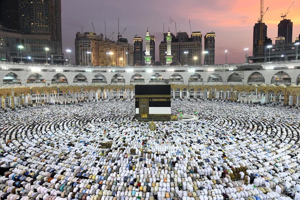 <p>Muslimische Pilger vollziehen an der Kaaba im saudi-arabischen Mekka die Tawaf, die siebenmalige Umkreisung des zentralen islamischen Heiligtums. (Bild: SPA/dpa) </p>