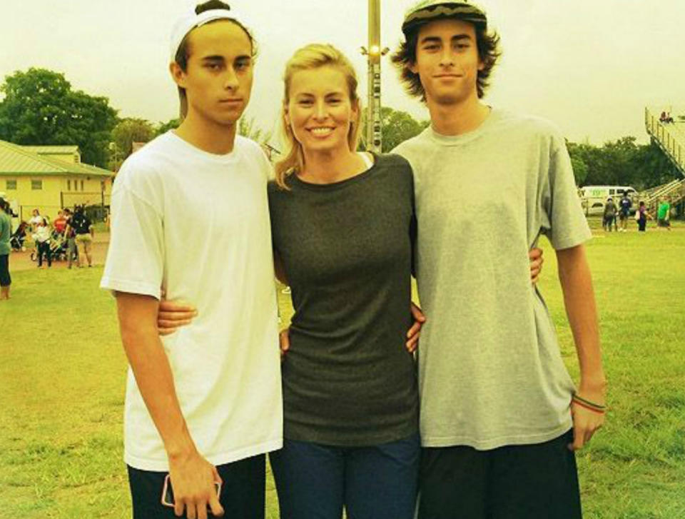 <p>A los 19 años, cuando estaba en la cima de su carrera como modelo, Niki Taylor se quedó embarazada de su entonces pareja, Matt Martinez. Decidieron casarse y meses después nacieron sus gemelos Jake y Hunter. (Foto: Instagram / <a rel="nofollow noopener" href="http://www.instagram.com/nikilovesu/?hl=es" target="_blank" data-ylk="slk:@nikilovesu;elm:context_link;itc:0;sec:content-canvas" class="link ">@nikilovesu</a>). </p>