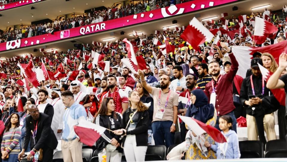 球迷們揮舞著卡達國旗。（翻攝FIFA WORLD CUP Qatar2022 News Hub）