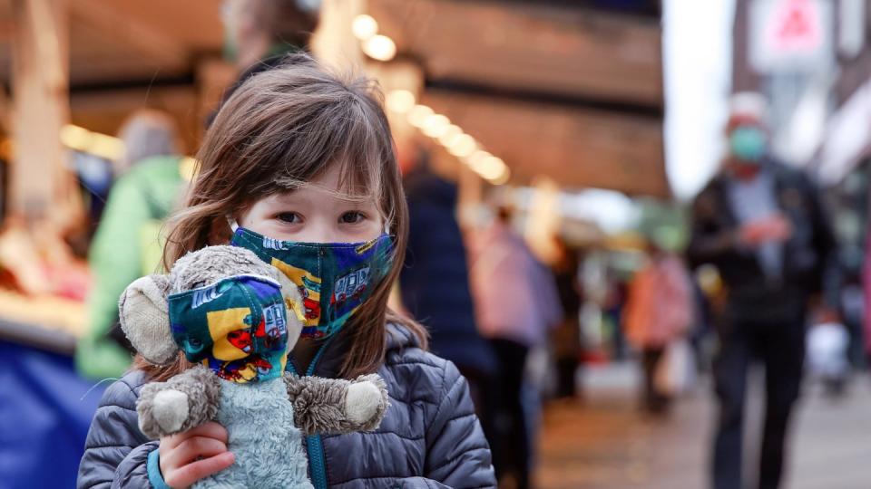 Wann kleine Kinder Maske tragen müssen, ist nicht bundeseinheitlich geregelt. Meistens kommen Kinder unter sechs Jahren aber ohne Maske aus.