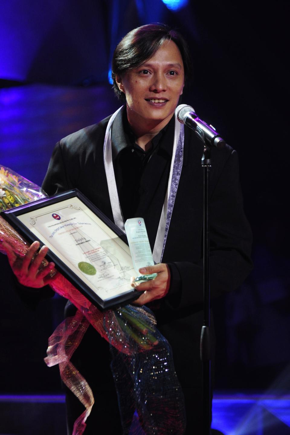 Ronnie Quizon receives the "Posthumous Award" for his late father "Comedy King" Dolphy during the 26th Star Awards for TV held at the Henry Lee Irwin Theater in Ateneo De Manila University on 18 November 2012. (Angela Galia/NPPA images)