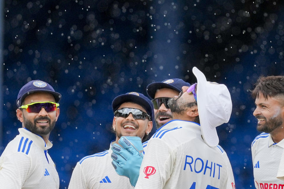 El capitán Rohit Sharma y sus compañeros de India celebran en el tercer día de su segundo duelo de críquet en el Queen's Park de Puerto España, el 22 de julio de 2023 (AP Foto/Ricardo Mazalán).
